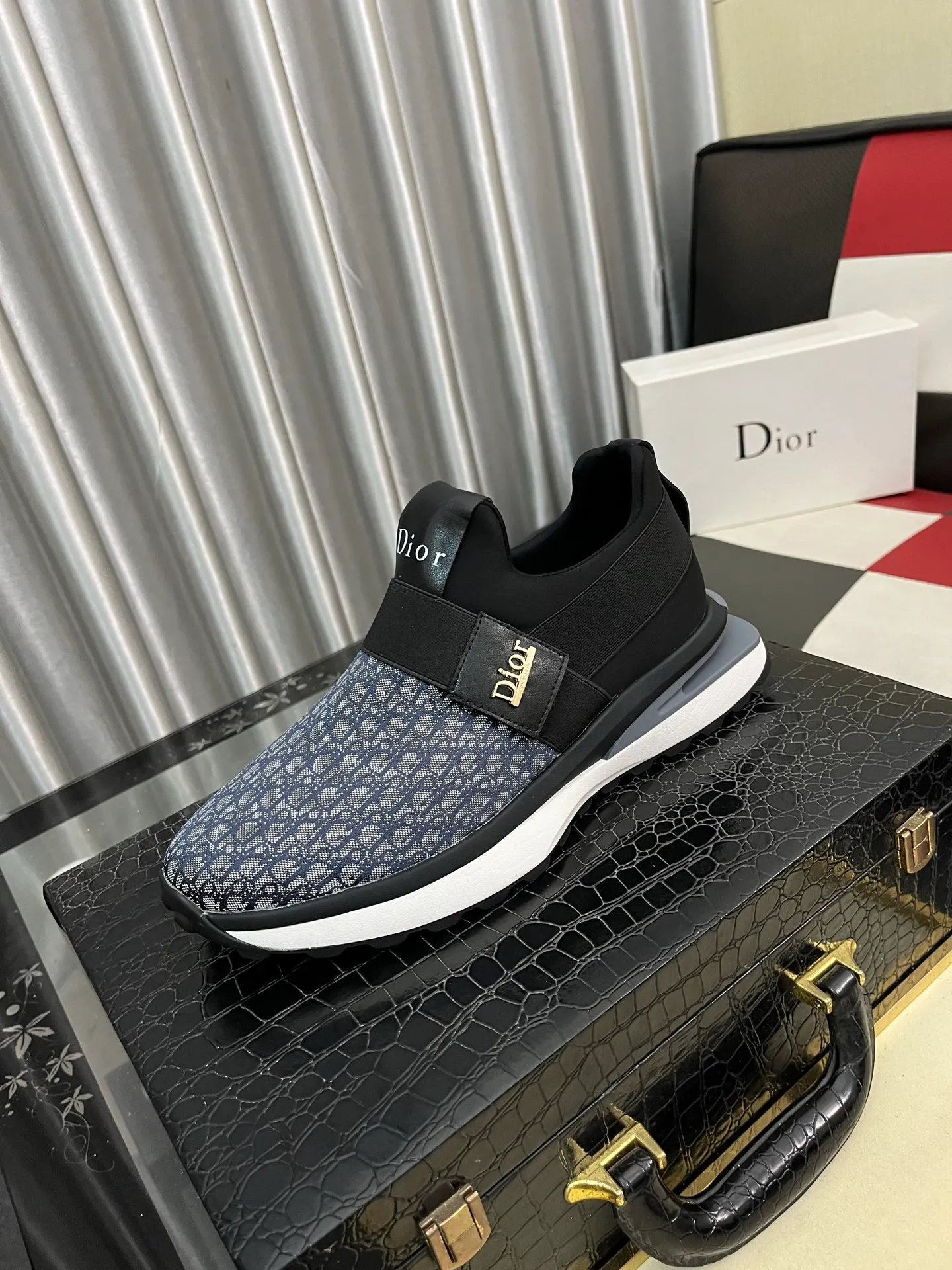 Men's Men's Shoes 💰458⌚️⌚️Dior [Dior] men's casual and trendy shoes are on the market! Strong British fashion style, the upper is made of nubuck leather with printed fabrics, comfortable pigskin lining, and original molded outsole. Designed by European and American masters, the perfect shape creates high quality, super versatile and very comfortable. High-end without losing taste, fashionable and novel! Code number: 38～442️⃣Colors available